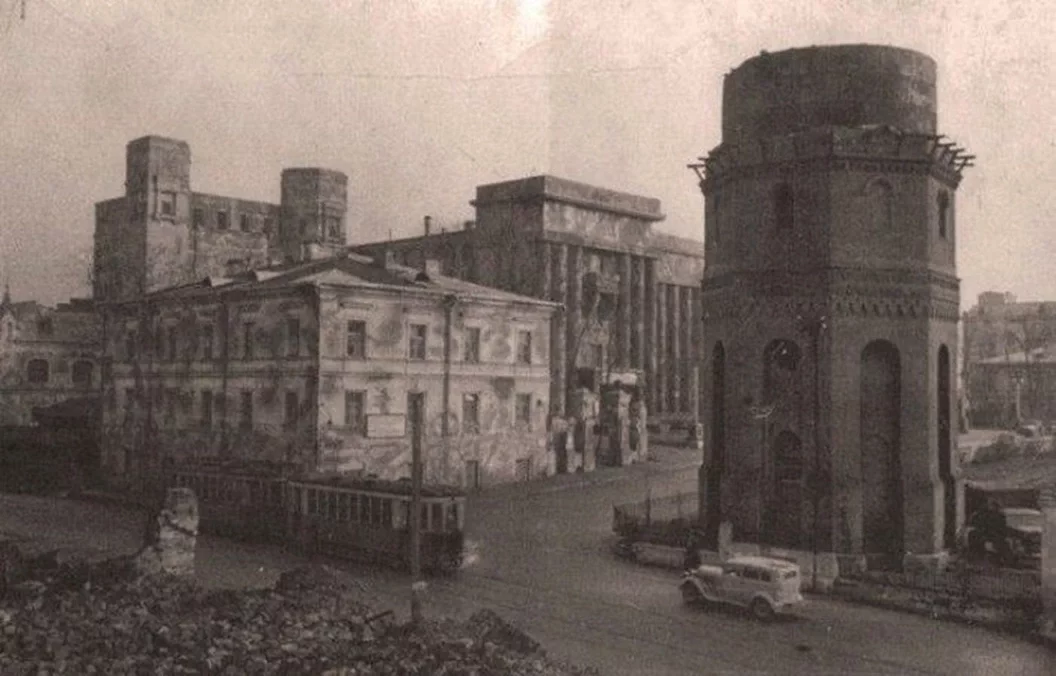 1944 год, трамвай идёт по полуразрушенному городу в районе Дома офицеров. На фото выделяется водонапорная башня. Её разобрали лишь после войны. Из всех водонапорок, которые построили после открытия водонасосной станции в районе современного цирка, уцелела только одна — на проспекте Жукова
