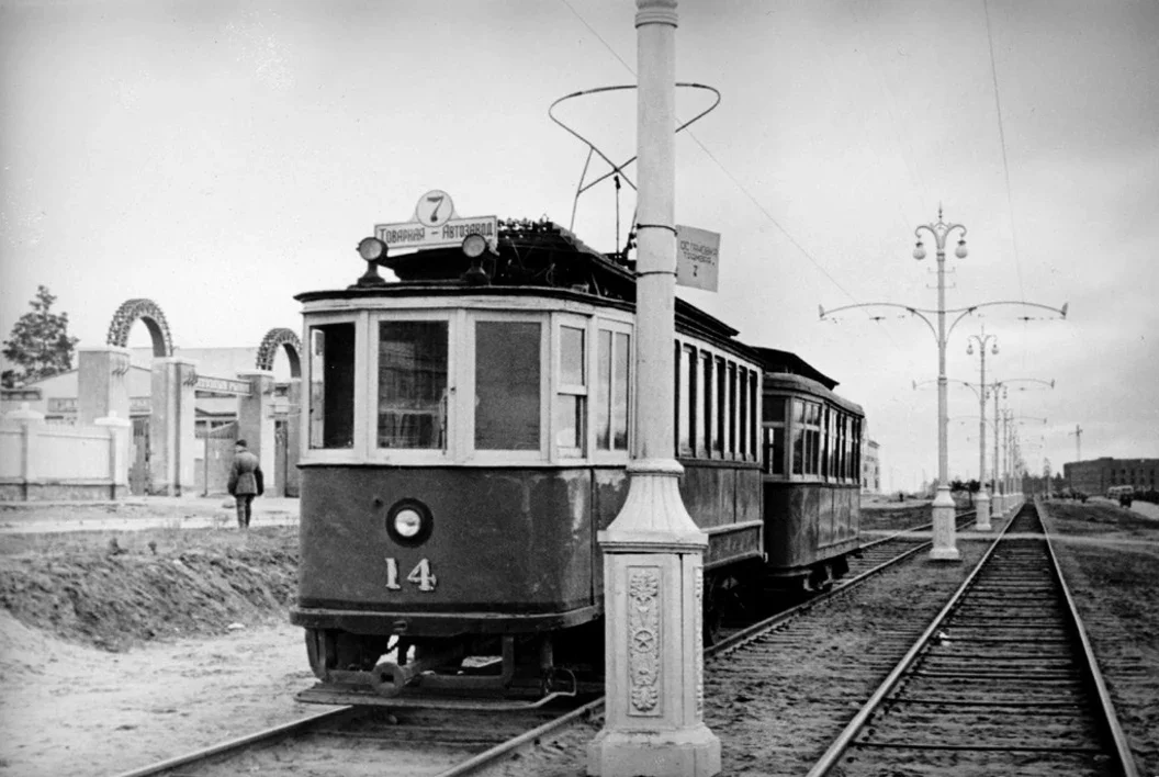 Движение на открытой в 1953 году линии по Могилёвскому шоссе (будущему Партизанскому проспекту). Слева виден колхозный рынок «Автозаводский». Он существует до сих пор, только за прошедшие годы лишился оригинальных ворот и забора. Трамвай серии Ф идёт по маршрут №7 до станции Товарной (нынешний район улицы Суражской).