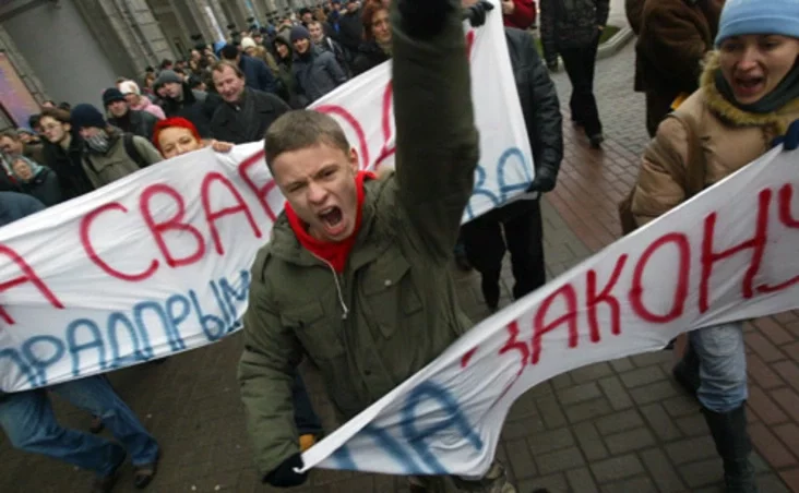 Belarusian vendors rally against a planned new regulation for small retail businesses. Photo by Julia Darashkevich