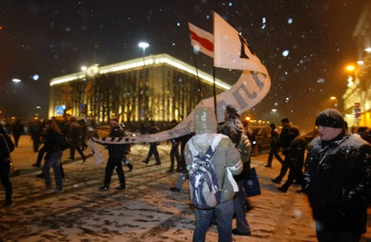 Belarusian opposition supporters celebrate Valentine's Day in downtown Minsk. Photo by Julia Darashkevich