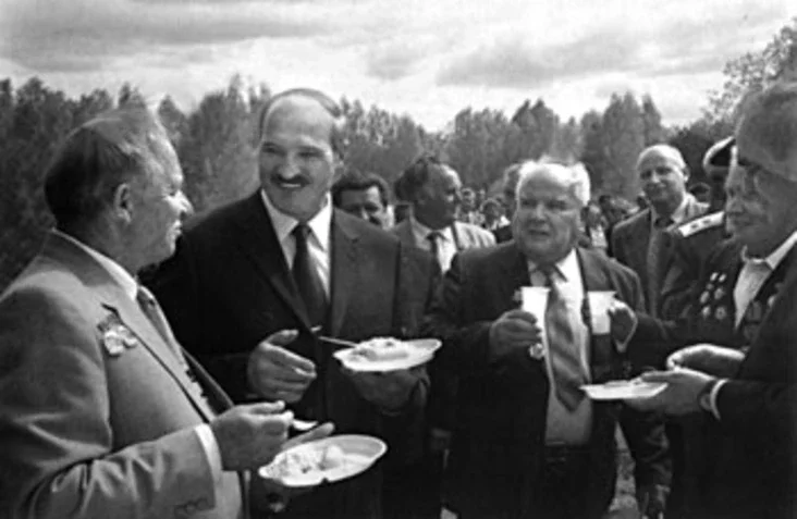 Салдацкая каша і франтавыя 100 грамаў. А.Р.Лукашэнка і М.І.Дземянцей сярод вэтэранаў вайны.