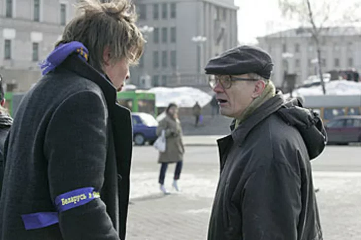 Гэты чалавек (справа) рэгулярна зьяўляецца ля намётаў і нецэнзурнай лаянкай абражае прысутных. Але доблесныя Шашко і Пачценны яго не затрымліваюць.</p>
<p>