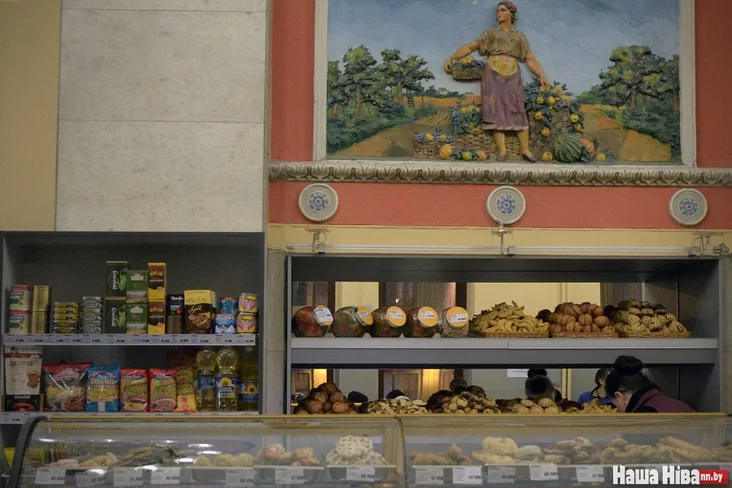 Тут таксама можна набыць макароны, алей, згушчанае малако і нават тушонку. 