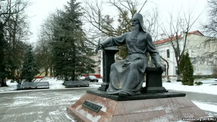 Помнік Сімяону Полацкаму — адзін зь нешматлікіх дагледжаных аб’ектаў