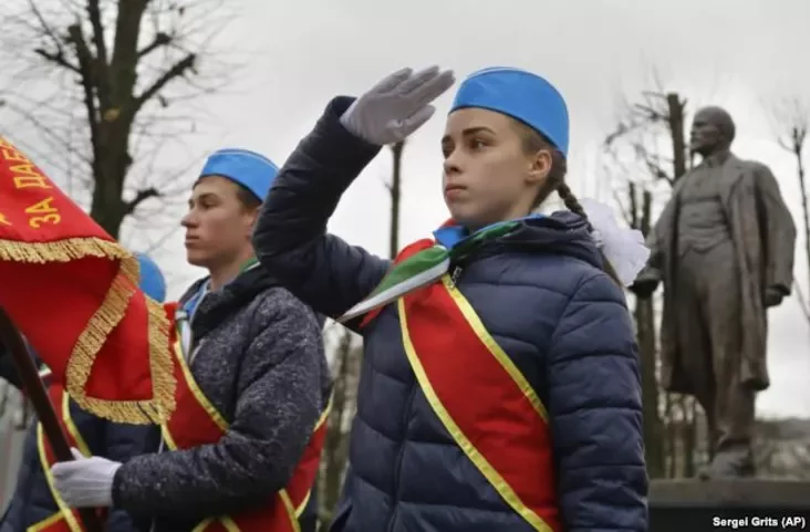 Беларускія піянэры каля помніка Леніну ў Менску