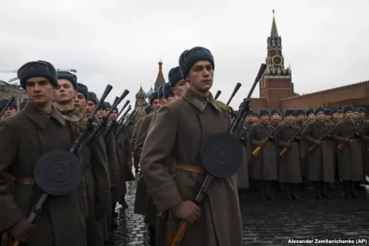 Расейскія вайскоўцы ў форме часоў Другой сусьветнай вайны на рэпэтыцыі гістарычнай рэканструкцыі параду на 7 лістапада (фота 5 лістапада 2017 году)