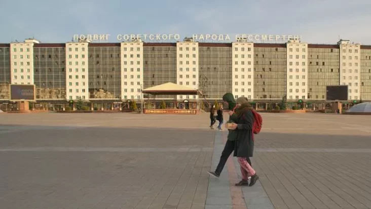 Анастасія Ганчарова выносіць Леина ў скрынцы з-пад пантофляй. Фота Сяргея Серабро