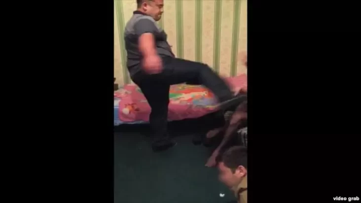 Узбэцкі міліцыянт штурхае трансвэстыта нагой у твар