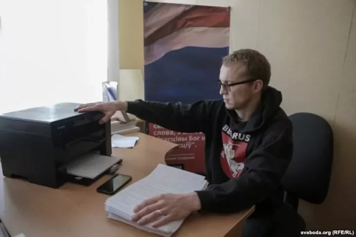 Зьміцер Дашкевіч робіць копіі падпісных аркушаў