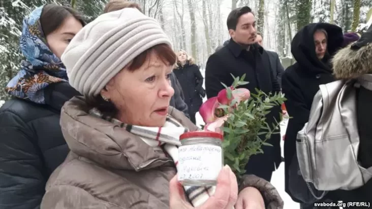 Супрацоўніца Дому састарэлых Ірына ў магілу высыпала Наваградзкую зямлю