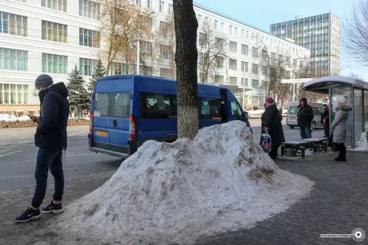 Горкі чорна-бела-карычневага колеру застаюцца ўздоўж дарог, фармуючы не надта прывабную карціну.