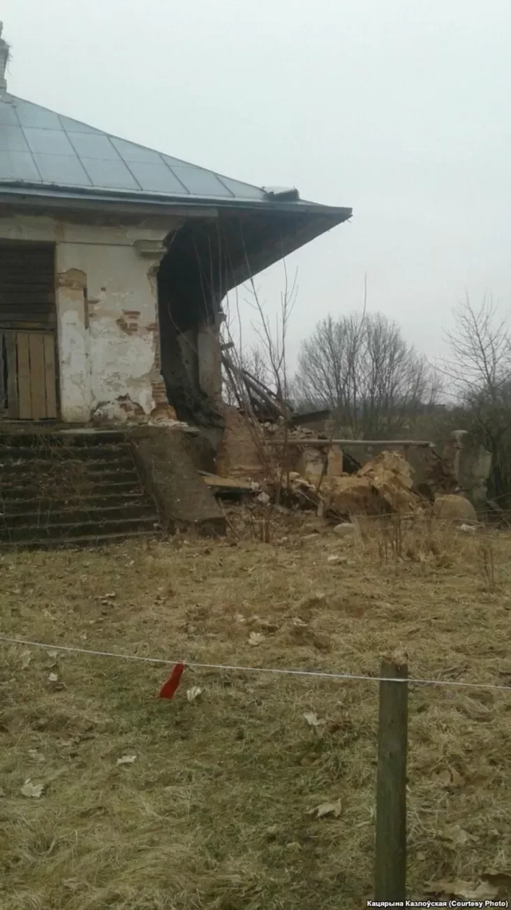 Правы флігель палаца Радзівілаў у Паланечцы пасьля абвалу. Здымак 10 красавіка