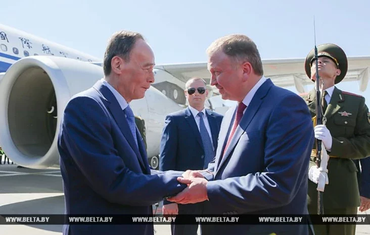 Ван Цишань и Андрей Кобяков в Национальном аэропорту Минск