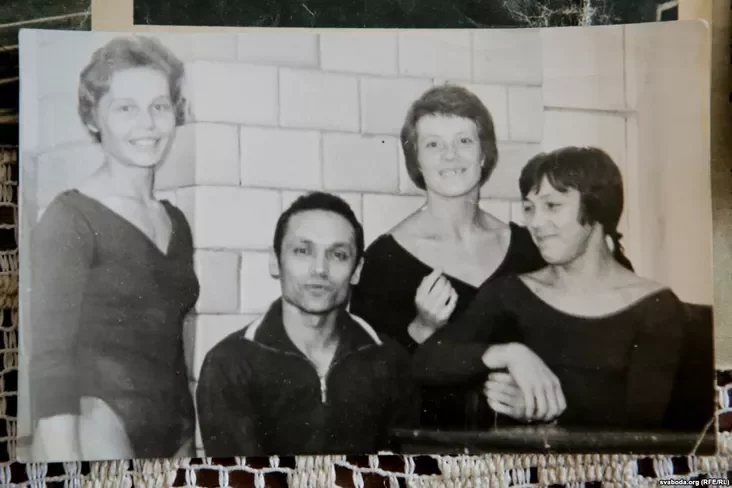 Рэнальд Кныш з вучаніцамі: Алена Ваўчэцкая, Тамара Аляксеева, Галіна Карчэўская (Грыбок) Фота з асабістага архіву Галіны Карчэўскай