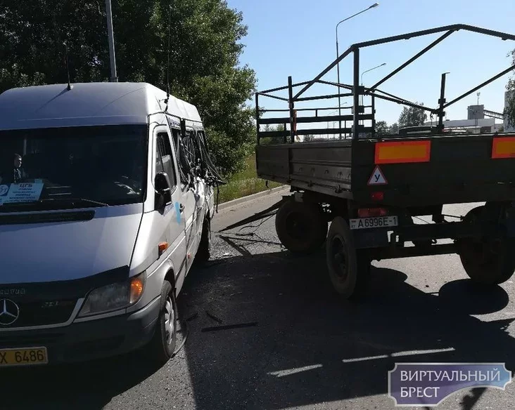 В Бресте отцепившийся у грузовика учебный прицеп протаранил маршрутное такси