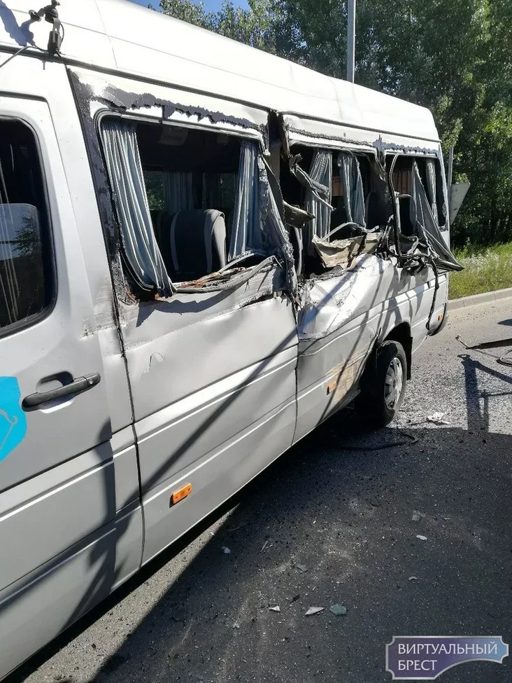 В Бресте отцепившийся у грузовика учебный прицеп протаранил маршрутное такси