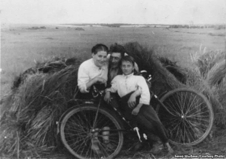 Z baćkami na siamiejnym pikniku. 1959 hod