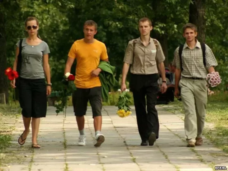 Лідэры «Маладога фронту» (зьлева направа) Зьміцер Хведарук, Зьміцер Дашкевіч, Іван Шыла і Хрысьціна Самойлава сустракаюць Маўлюду Атакулаву пасьля «сутак». Жнівень 2008