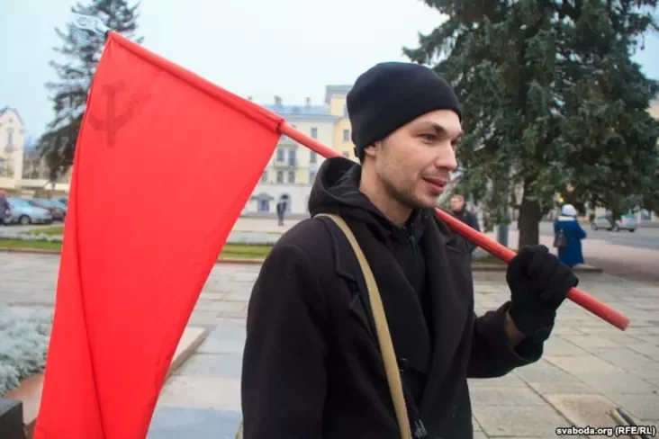 Адзіны чырвоны сьцяг на мітынгу