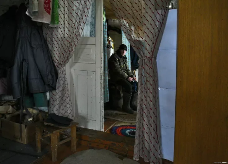 У хаце. На дальнім пляне адзін з сыноў Гуляшовых