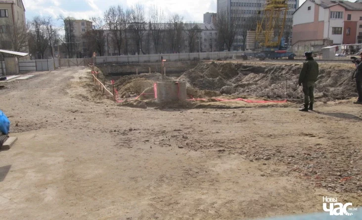 Так выглядае яміна ў квартале забудовы, дзе з 17 студзеня былі знойдзены чарговыя парэшткі 990 берасцейцаў—ахвяраў Халакосту