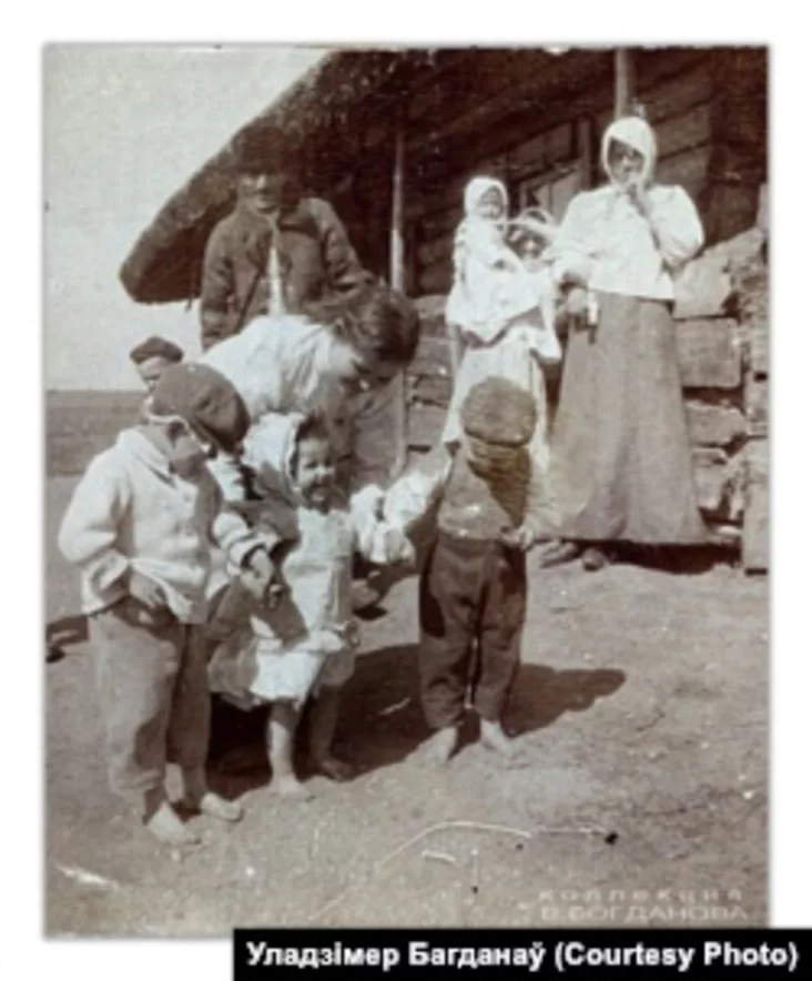 Сям’я зь дзецьмі ў вёсцы Мацковічы, травень 1916-га