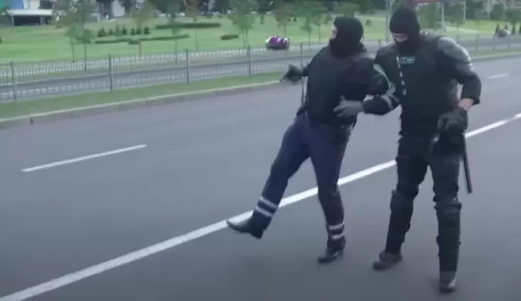 Скрыншот з відэа СК. Як мяркуецца, на ім пацярпелы супрацоўнік ДАІ