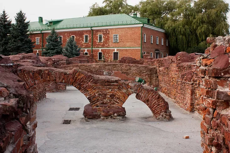 File:Руины Белого Дворца.jpg