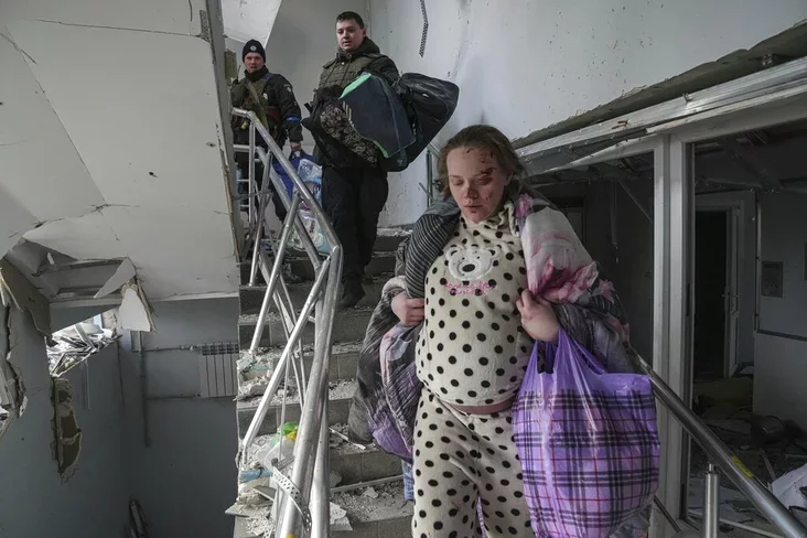 Жанчына эвакуюецца падчас бамбардзіроўкі радзільнага дому ў Марыупалі. Праз пару дзён Мар’яна нарадзіла здаровенькую дзяўчынку Вераніку.