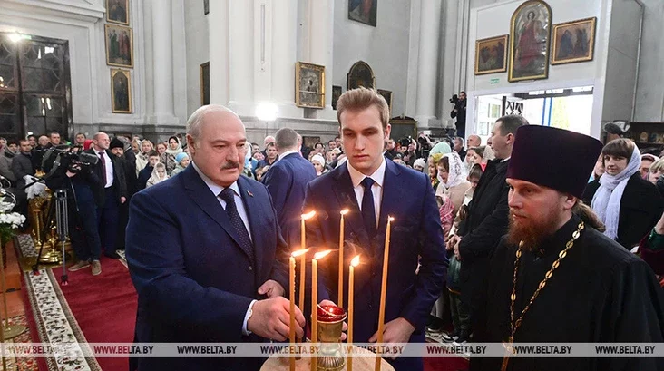 Лукашенко в Спасо-Преображенском храме на Пасху в 2023-м. Фото: БелТА