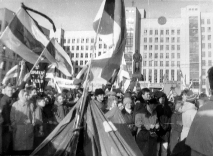 Антикоммунистический митинг оппозиции 7 ноября 1990 года на площади Ленина в Минске. Фото: Wikimedia Commons