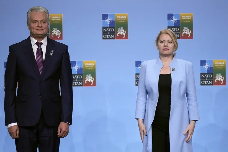 Президент Словакии Зузана Чапутова выбрала голубой костюм. Фото: AP Photo/Pavel Golovkin