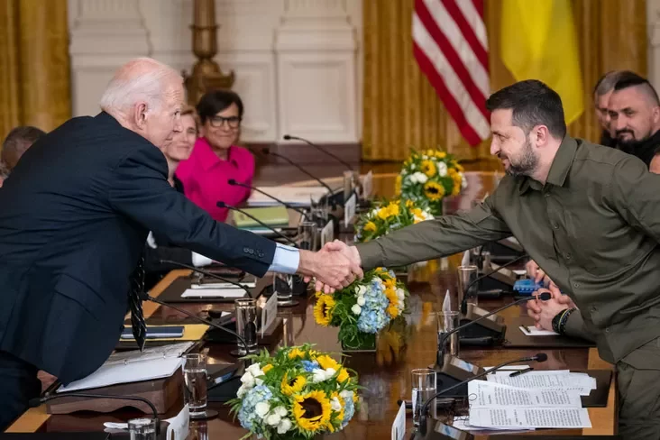 Президент Джо Байден (слева) пожимает руку президенту Украины Владимиру Зеленскому. Прэзідэнт Джо Байдэн (злева) паціскае руку прэзідэнту Украіны Уладзіміру Зяленскаму President Joe Biden (left) shakes hands with Ukrainian President Volodymyr Zelensky