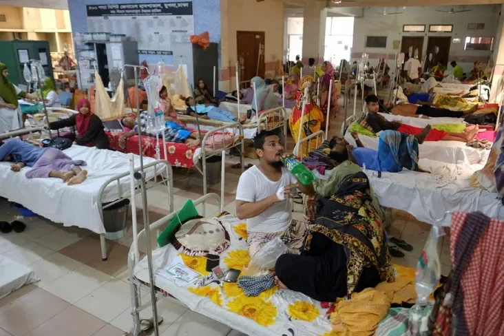 Пациенты, страдающие лихорадкой денге, проходят лечение Patients suffering from dengue receive treatment Пацыенты, якія пакутуюць ад денге, атрымліваюць лячэнне