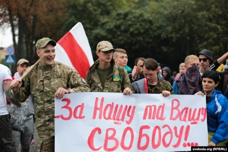 Ян Мельнікаў (са сьцягам), Эдуард Лобаў (другі справа трымае плякат). Львоў, 2015 год