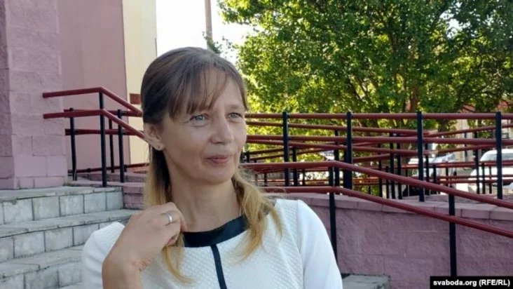 Тацьцяна Васількова, жонка трактарыста і блогера з Хойнікаў Яўгена Васількова каля суду. 3 жніўня 2020 году.