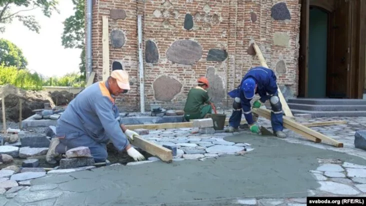 Будаўнікі каля Каложы мяняюць брук