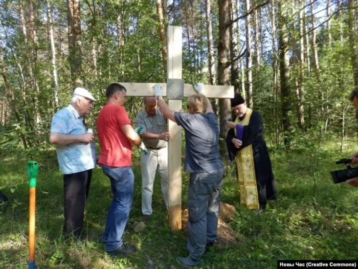 Усталяваньне крыжа ў чэрвені 2016-га. Фота — «Новы час»