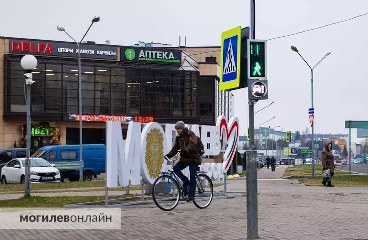 Светофоры, которые светятся белым светом, установили на двух перекрестках в Могилёве. Зачем это?
