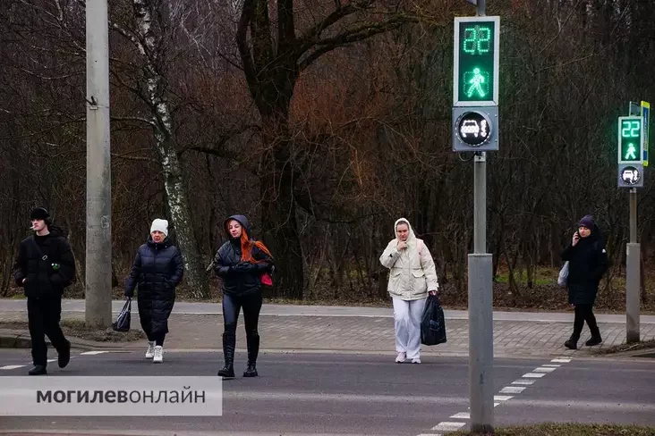 Светофоры, которые светятся белым светом, установили на двух перекрестках в Могилёве. Зачем это?