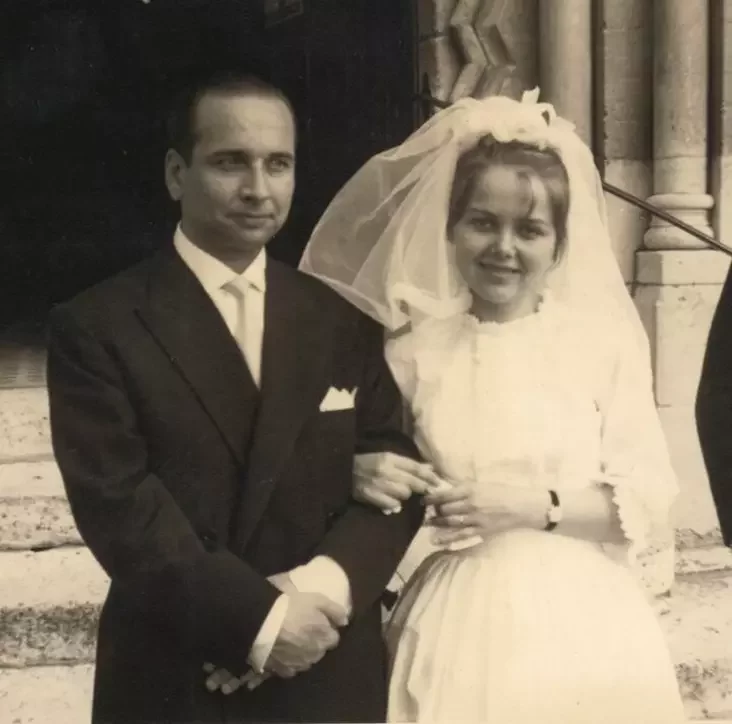 Janka i Ivonka Surviły padčas viasiella. Sartruvil, Francyja, 1959 hod. Fota pradastaŭlennaje surazmoŭcaj