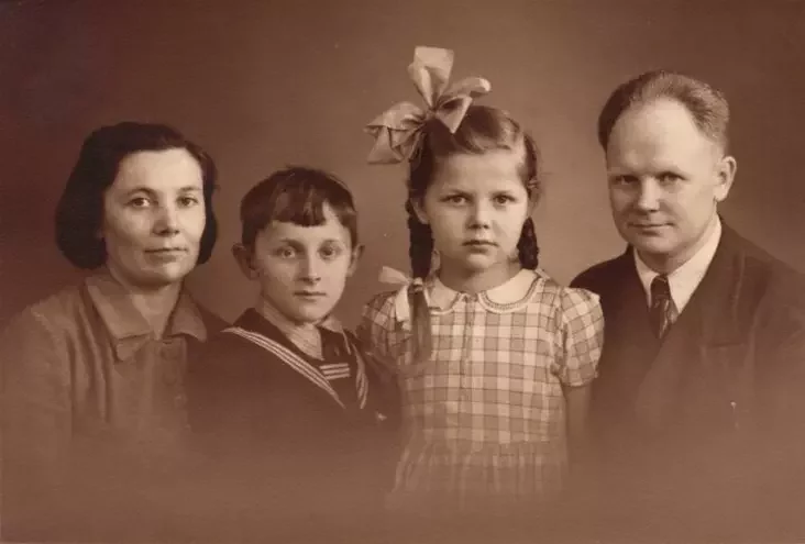 Ivonka Surviła z baćkami i bratam u Danii, 1946 hod. Fota pradastaŭlenaje surazmoŭcaj