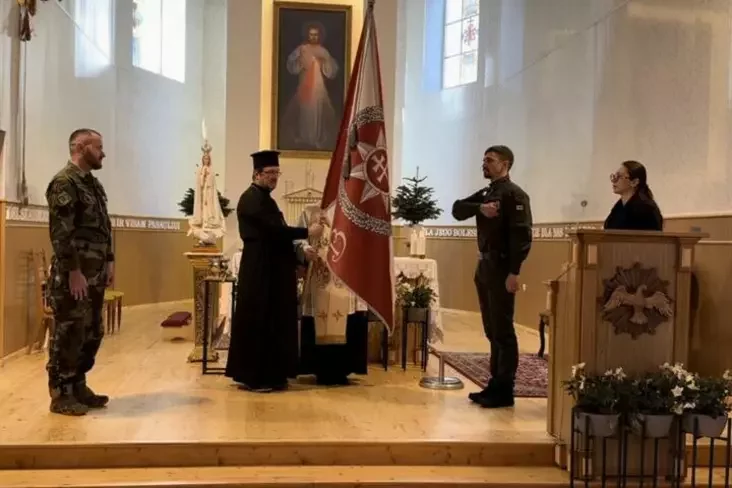 Mikita Zabuha (druhi sprava) na cyrymonii aśviačeńnia ściaha pałka Kalinoŭskaha. Fota: asabisty archiŭ