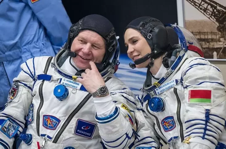 Касманаўт Алег Навіцкі і касматурыстка Марына Васілеўская рыхтуюцца да запуску «Саюза» на Міжнародную касмічную станцыю. Казахстан, Байканур, 21 сакавіка 2024 года. Фота: Bill Ingalls, NASA