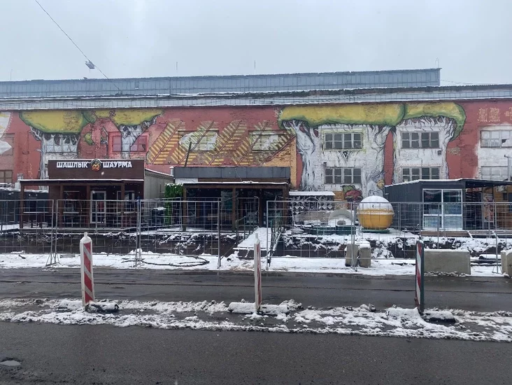 « Где-то точно есть проходик к нашим дверям». Как стройка повлияла на жизнь самой тусовочной улицы Минска