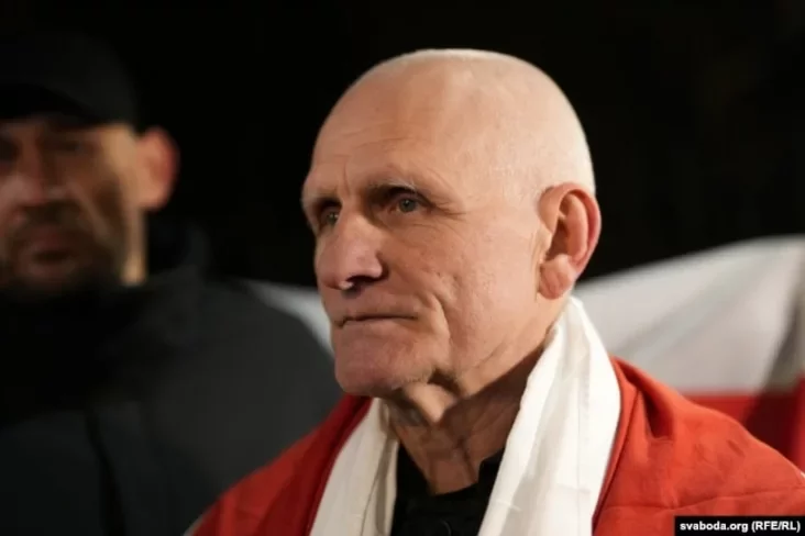 Aleś Bialacki kala ambasady ZŠA ŭ VIlni paśla vyzvaleńnia z-za krataŭ u Biełarusi i vyvazu ŭ Litvu. 13 śniežnia 2025