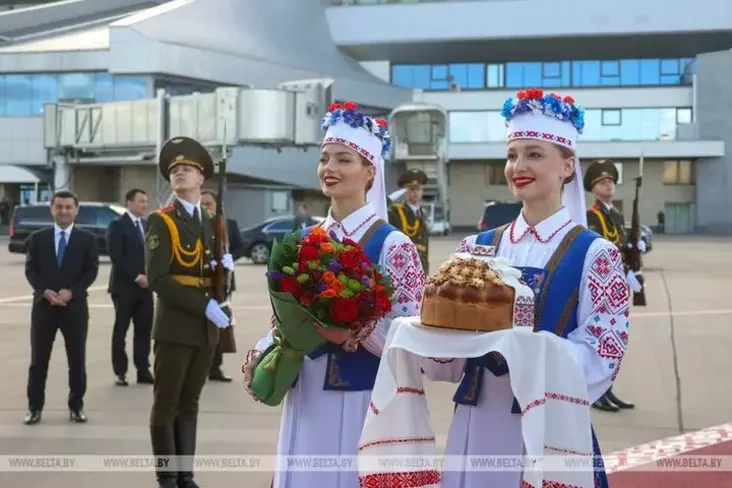 Anastasija Niekraševič (sprava) udzielničaje ŭ sustrečy aficyjnaj delehacyi z Uźbiekistana. Aeraport Minsk, červień 2025 hoda. Fota: BiełTA