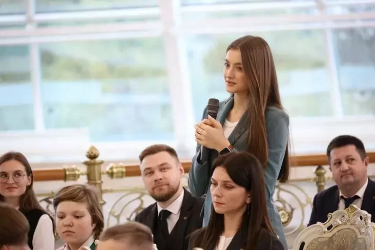 Lizavieta Kazak zadaje pytańnie padčas sustrečy z Alaksandram Łukašenkam. Minsk, kastryčnik 2023 hoda. Fota: brsm.by