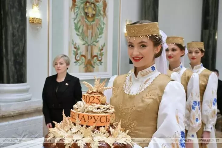 Lizavieta Kazak niasie karavaj padčas uručeńnia ŭznaharod zasłužanym ahraryjam Biełarusi. Minsk, listapad 2025. Fota: BiełTA