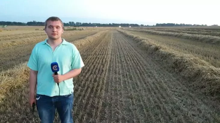 Рыгор Азаронак падчас здымак сюжэту пра ўборачную для тэлеканала СТБ. Мінская вобласць, жнівень 2017 года. Фота: vk.com